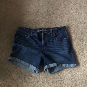Universal Thread mid rise boyfriend short